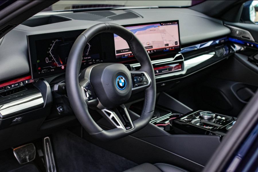 BMW 5 Serie Touring 550e xDrive *Pano*B&W*4-Wiel besturing*Trekhaak*Stoelventilatie*