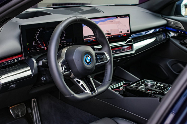 BMW 5 Serie Touring 550e xDrive *Pano*B&W*4-Wiel besturing*Trekhaak*Stoelventilatie*