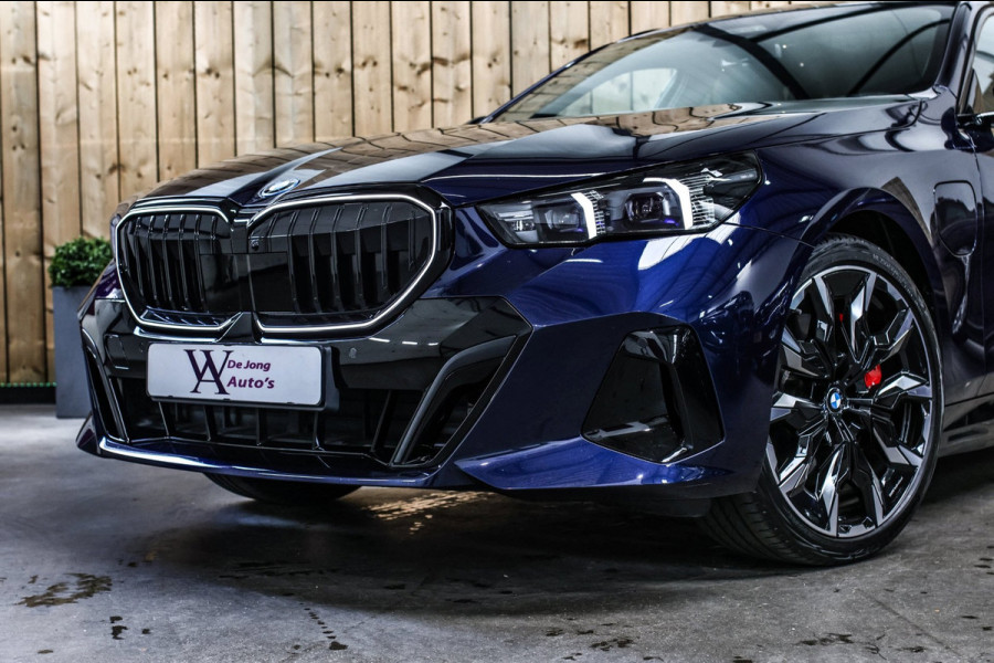 BMW 5 Serie Touring 550e xDrive *Pano*B&W*4-Wiel besturing*Trekhaak*Stoelventilatie*