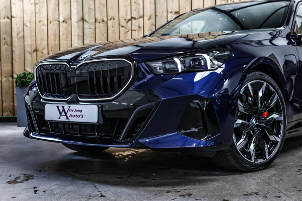 BMW 5 Serie Touring 550e xDrive *Pano*B&W*4-Wiel besturing*Trekhaak*Stoelventilatie*