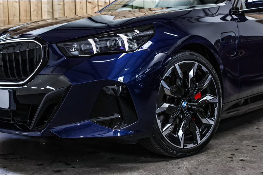 BMW 5 Serie Touring 550e xDrive *Pano*B&W*4-Wiel besturing*Trekhaak*Stoelventilatie*