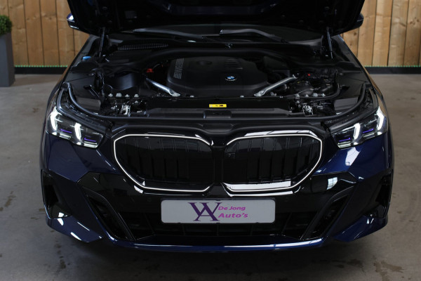 BMW 5 Serie Touring 550e xDrive *Pano*B&W*4-Wiel besturing*Trekhaak*Stoelventilatie*