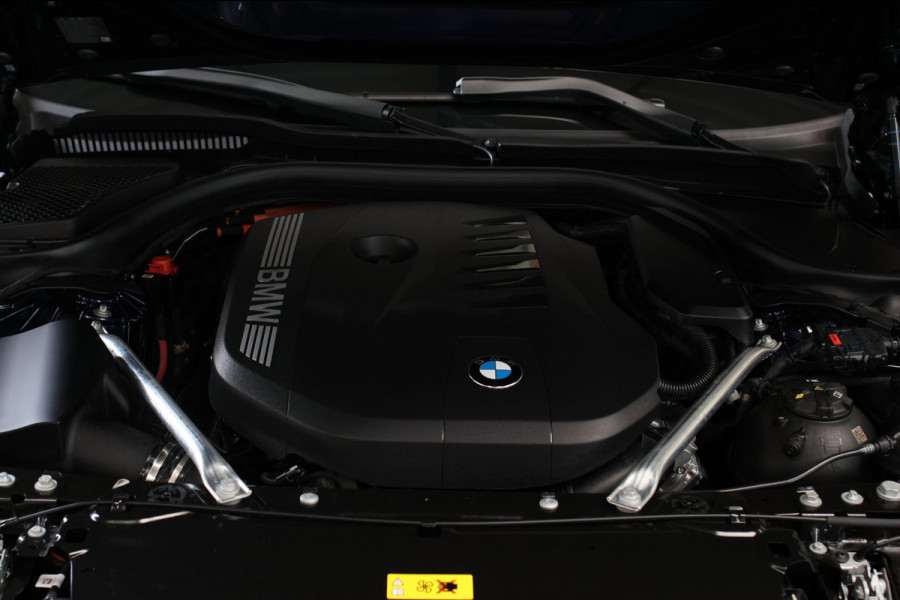 BMW 5 Serie Touring 550e xDrive *Pano*B&W*4-Wiel besturing*Trekhaak*Stoelventilatie*