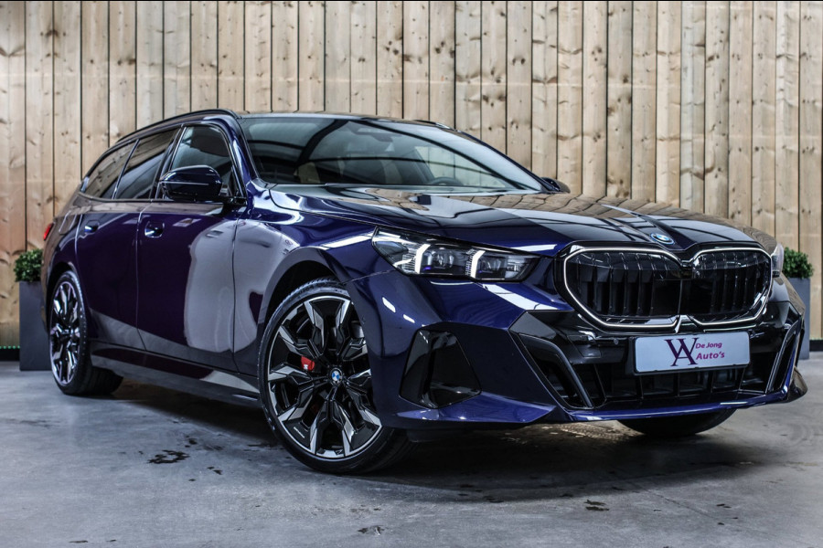 BMW 5 Serie Touring 550e xDrive *Pano*B&W*4-Wiel besturing*Trekhaak*Stoelventilatie*