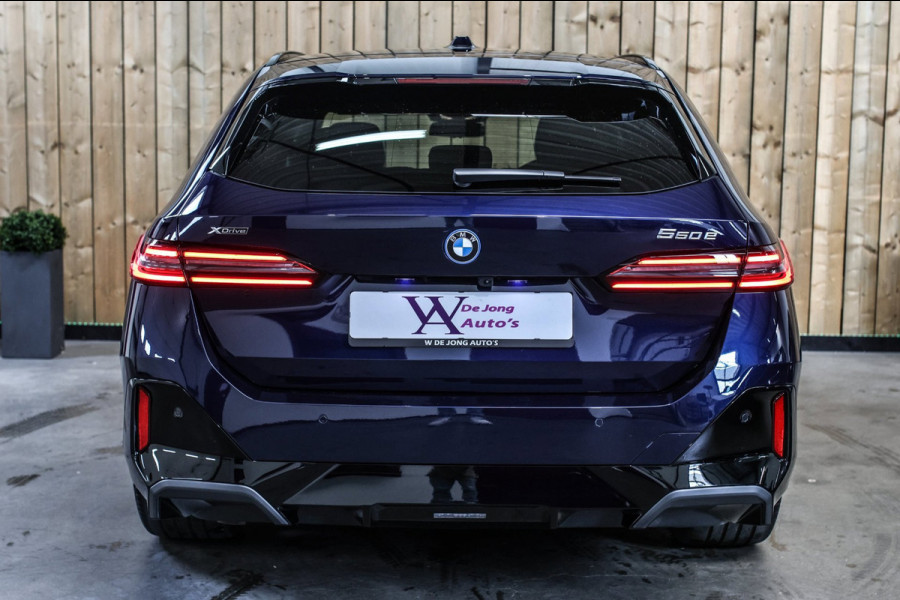 BMW 5 Serie Touring 550e xDrive *Pano*B&W*4-Wiel besturing*Trekhaak*Stoelventilatie*