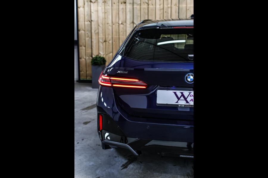 BMW 5 Serie Touring 550e xDrive *Pano*B&W*4-Wiel besturing*Trekhaak*Stoelventilatie*