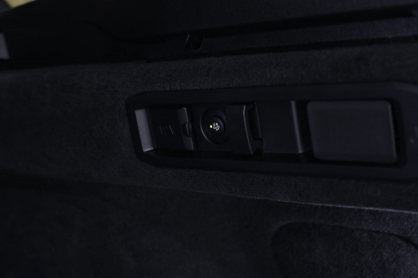 BMW 5 Serie Touring 550e xDrive *Pano*B&W*4-Wiel besturing*Trekhaak*Stoelventilatie*
