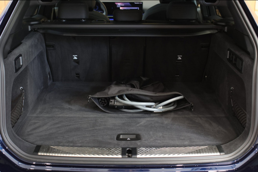 BMW 5 Serie Touring 550e xDrive *Pano*B&W*4-Wiel besturing*Trekhaak*Stoelventilatie*