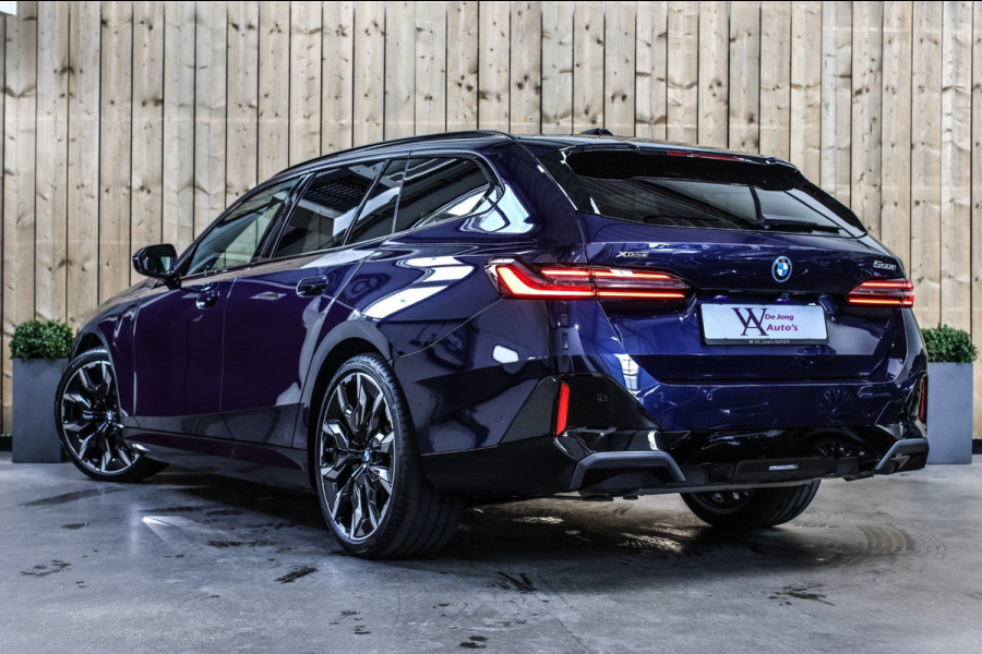 BMW 5 Serie Touring 550e xDrive *Pano*B&W*4-Wiel besturing*Trekhaak*Stoelventilatie*