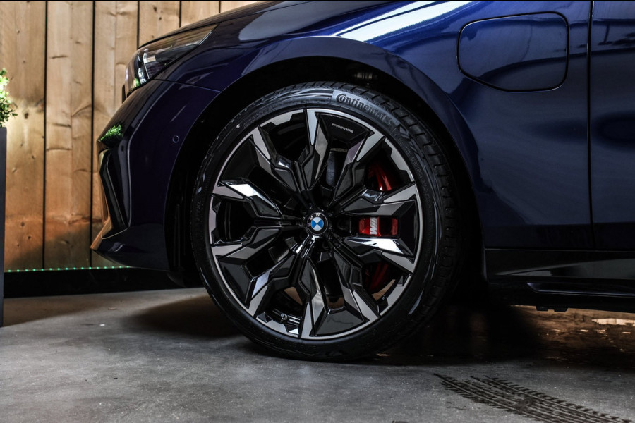 BMW 5 Serie Touring 550e xDrive *Pano*B&W*4-Wiel besturing*Trekhaak*Stoelventilatie*