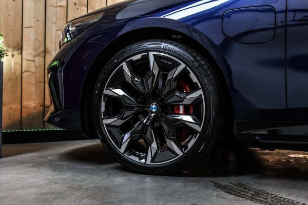 BMW 5 Serie Touring 550e xDrive *Pano*B&W*4-Wiel besturing*Trekhaak*Stoelventilatie*