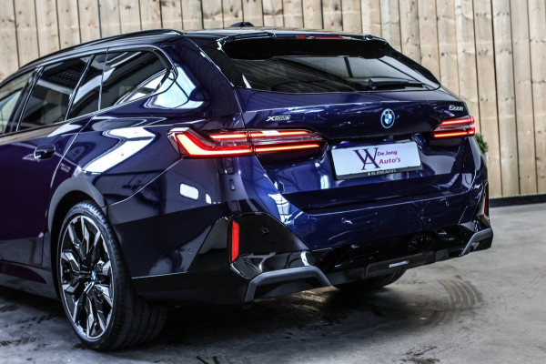 BMW 5 Serie Touring 550e xDrive *Pano*B&W*4-Wiel besturing*Trekhaak*Stoelventilatie*