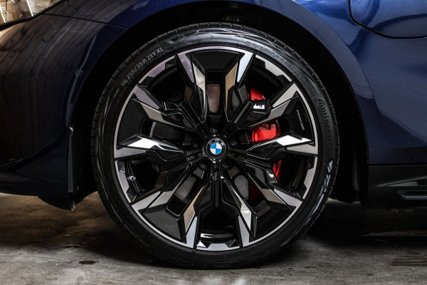 BMW 5 Serie Touring 550e xDrive *Pano*B&W*4-Wiel besturing*Trekhaak*Stoelventilatie*