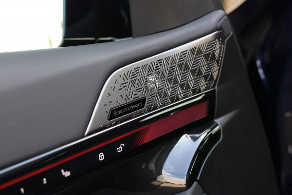 BMW 5 Serie Touring 550e xDrive *Pano*B&W*4-Wiel besturing*Trekhaak*Stoelventilatie*