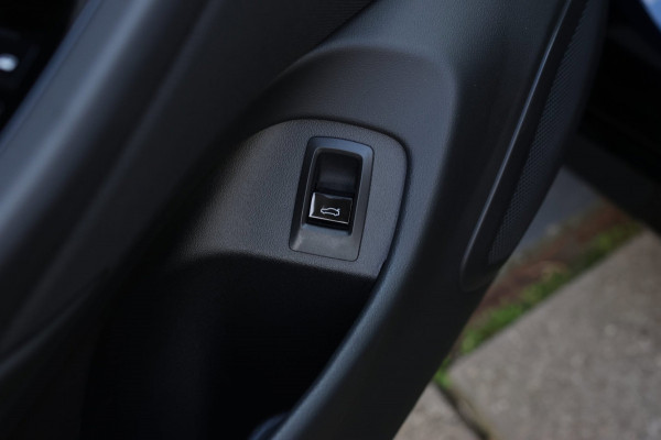 BMW 5 Serie Touring 550e xDrive *Pano*B&W*4-Wiel besturing*Trekhaak*Stoelventilatie*