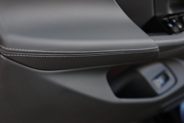 BMW 5 Serie Touring 550e xDrive *Pano*B&W*4-Wiel besturing*Trekhaak*Stoelventilatie*