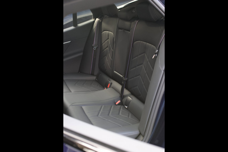 BMW 5 Serie Touring 550e xDrive *Pano*B&W*4-Wiel besturing*Trekhaak*Stoelventilatie*