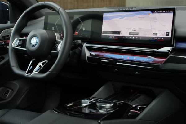 BMW 5 Serie Touring 550e xDrive *Pano*B&W*4-Wiel besturing*Trekhaak*Stoelventilatie*