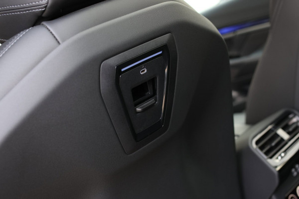 BMW 5 Serie Touring 550e xDrive *Pano*B&W*4-Wiel besturing*Trekhaak*Stoelventilatie*