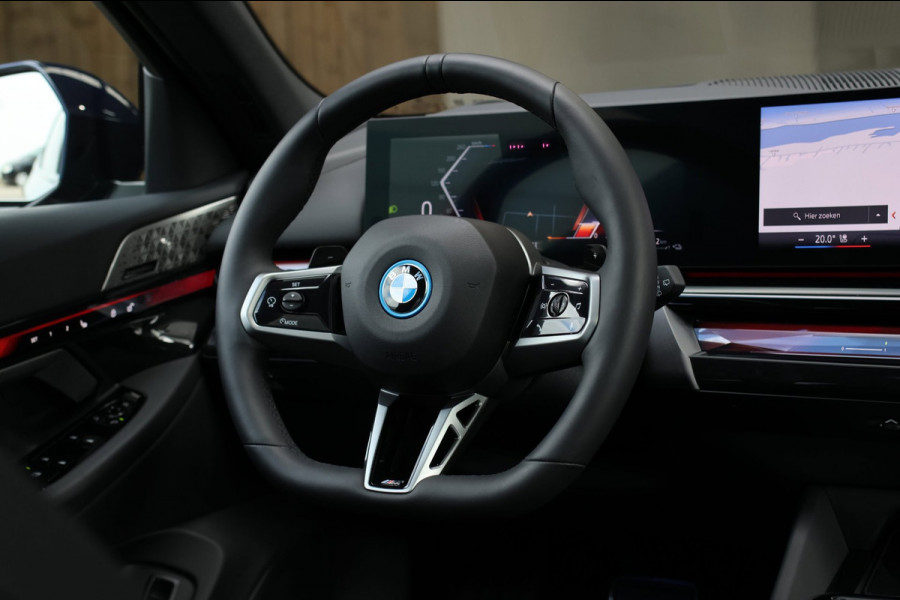 BMW 5 Serie Touring 550e xDrive *Pano*B&W*4-Wiel besturing*Trekhaak*Stoelventilatie*