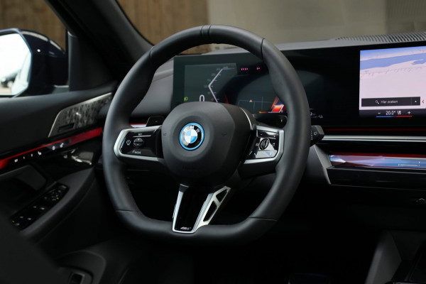 BMW 5 Serie Touring 550e xDrive *Pano*B&W*4-Wiel besturing*Trekhaak*Stoelventilatie*