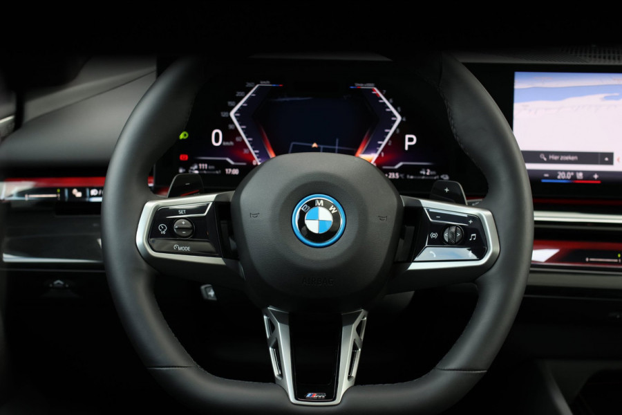 BMW 5 Serie Touring 550e xDrive *Pano*B&W*4-Wiel besturing*Trekhaak*Stoelventilatie*
