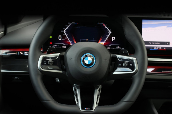 BMW 5 Serie Touring 550e xDrive *Pano*B&W*4-Wiel besturing*Trekhaak*Stoelventilatie*