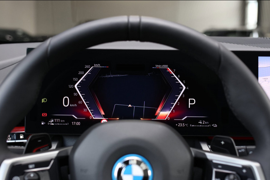 BMW 5 Serie Touring 550e xDrive *Pano*B&W*4-Wiel besturing*Trekhaak*Stoelventilatie*
