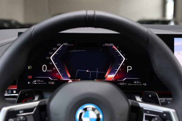 BMW 5 Serie Touring 550e xDrive *Pano*B&W*4-Wiel besturing*Trekhaak*Stoelventilatie*