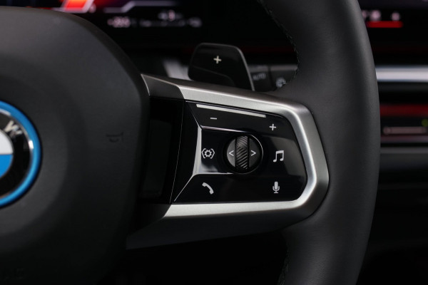 BMW 5 Serie Touring 550e xDrive *Pano*B&W*4-Wiel besturing*Trekhaak*Stoelventilatie*