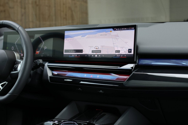 BMW 5 Serie Touring 550e xDrive *Pano*B&W*4-Wiel besturing*Trekhaak*Stoelventilatie*