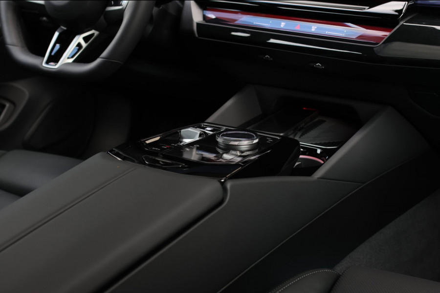 BMW 5 Serie Touring 550e xDrive *Pano*B&W*4-Wiel besturing*Trekhaak*Stoelventilatie*
