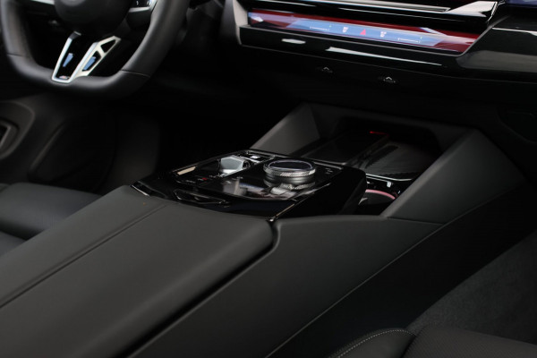 BMW 5 Serie Touring 550e xDrive *Pano*B&W*4-Wiel besturing*Trekhaak*Stoelventilatie*