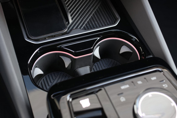 BMW 5 Serie Touring 550e xDrive *Pano*B&W*4-Wiel besturing*Trekhaak*Stoelventilatie*