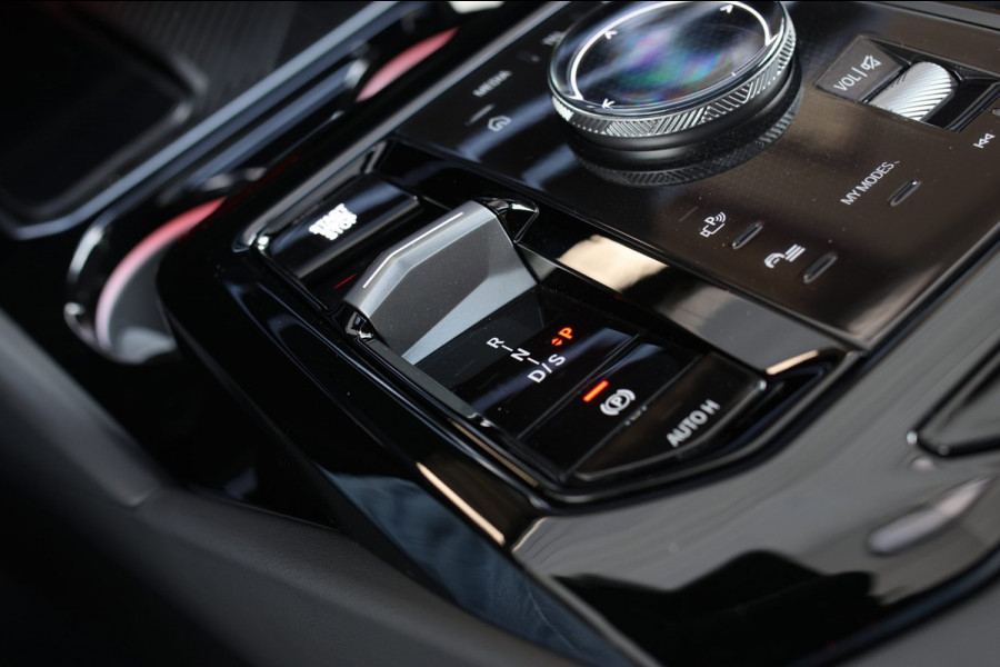 BMW 5 Serie Touring 550e xDrive *Pano*B&W*4-Wiel besturing*Trekhaak*Stoelventilatie*