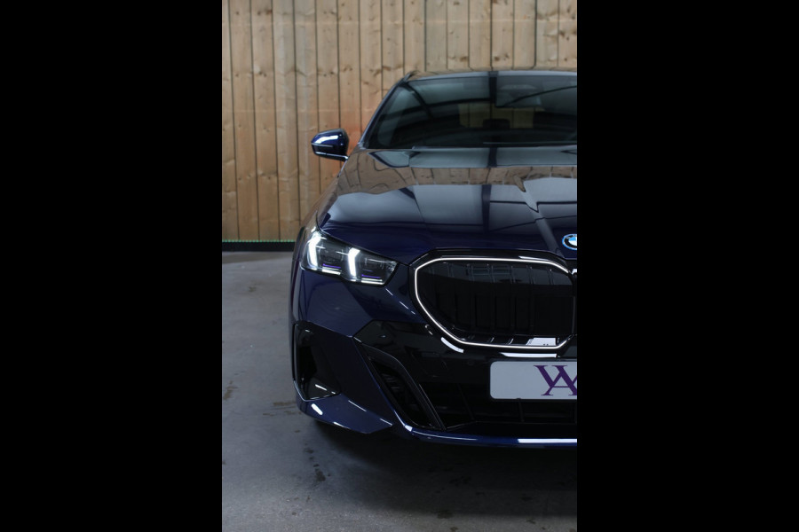 BMW 5 Serie Touring 550e xDrive *Pano*B&W*4-Wiel besturing*Trekhaak*Stoelventilatie*