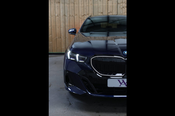 BMW 5 Serie Touring 550e xDrive *Pano*B&W*4-Wiel besturing*Trekhaak*Stoelventilatie*
