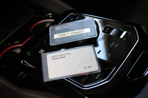 BMW 5 Serie Touring 550e xDrive *Pano*B&W*4-Wiel besturing*Trekhaak*Stoelventilatie*