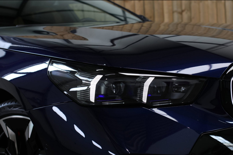 BMW 5 Serie Touring 550e xDrive *Pano*B&W*4-Wiel besturing*Trekhaak*Stoelventilatie*