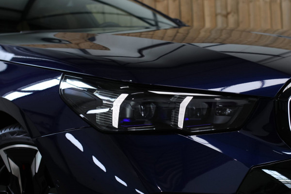BMW 5 Serie Touring 550e xDrive *Pano*B&W*4-Wiel besturing*Trekhaak*Stoelventilatie*