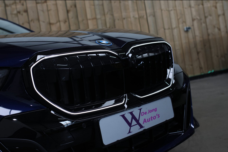 BMW 5 Serie Touring 550e xDrive *Pano*B&W*4-Wiel besturing*Trekhaak*Stoelventilatie*