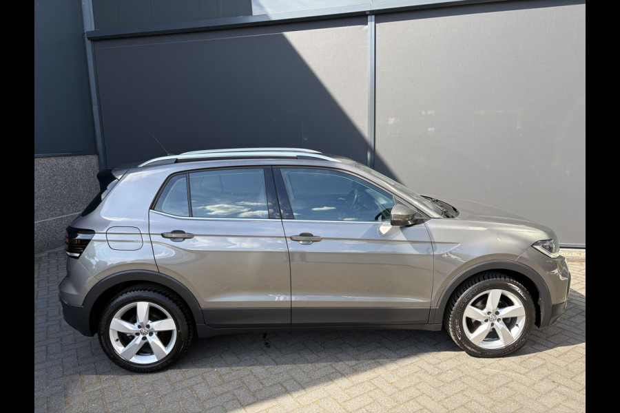 Volkswagen T-Cross 1.0 TSI Style Airco - Parkeersensoren - Navigatie - Licht metalen velgen 17 inch - Dodehoek detector - Dakrails - Bluetooth - Cruise control - Led verlichting - Radio - Start/stop systeem - Stuur multifunc - Elektrische ramen