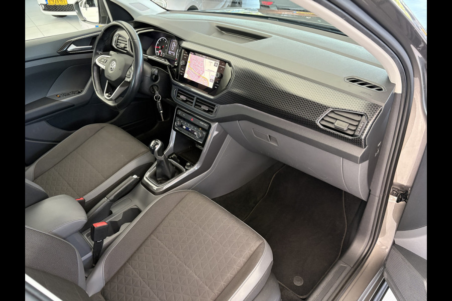 Volkswagen T-Cross 1.0 TSI Style Airco - Parkeersensoren - Navigatie - Licht metalen velgen 17 inch - Dodehoek detector - Dakrails - Bluetooth - Cruise control - Led verlichting - Radio - Start/stop systeem - Stuur multifunc - Elektrische ramen