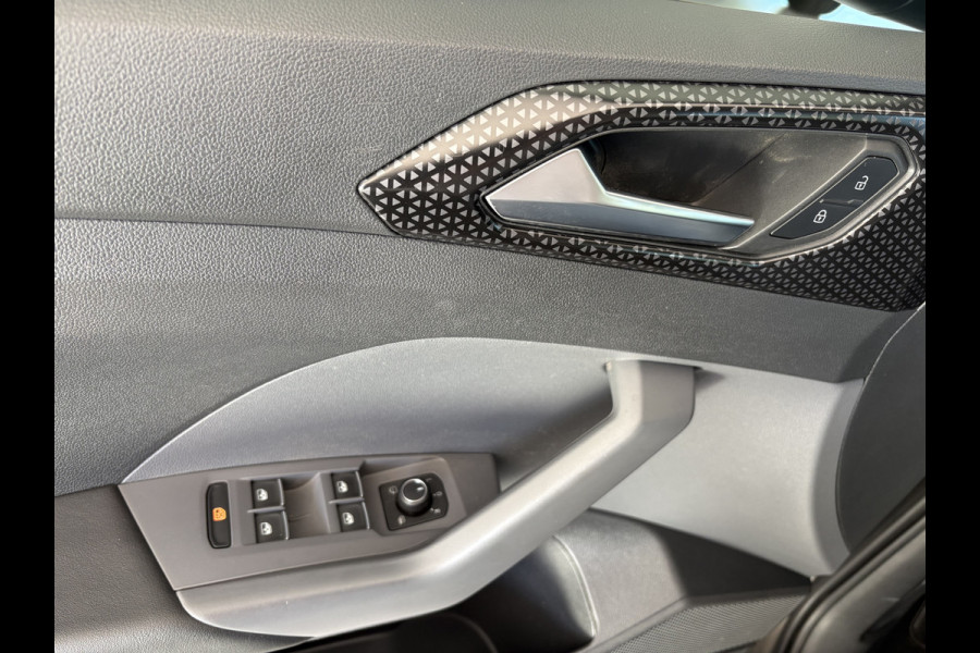 Volkswagen T-Cross 1.0 TSI Style Airco - Parkeersensoren - Navigatie - Licht metalen velgen 17 inch - Dodehoek detector - Dakrails - Bluetooth - Cruise control - Led verlichting - Radio - Start/stop systeem - Stuur multifunc - Elektrische ramen