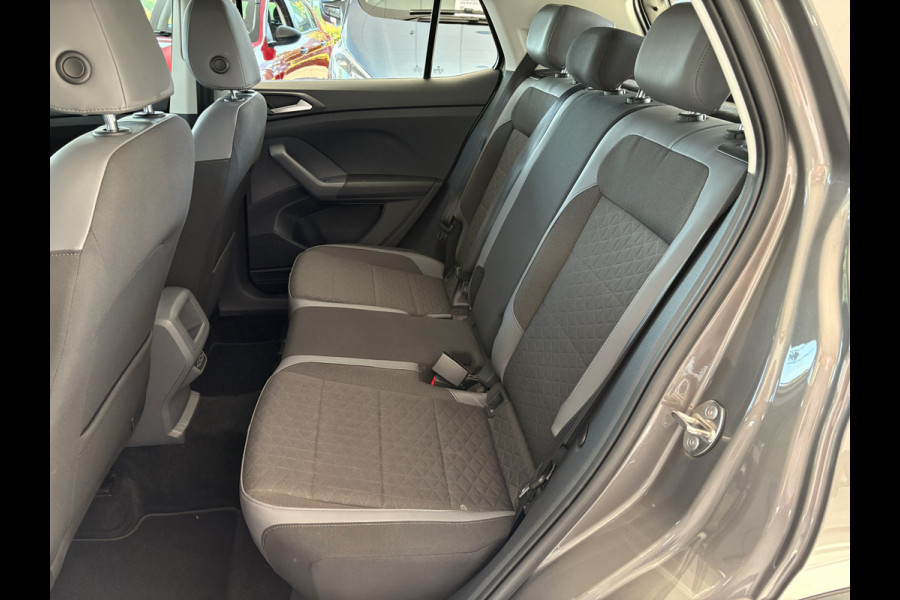 Volkswagen T-Cross 1.0 TSI Style Airco - Parkeersensoren - Navigatie - Licht metalen velgen 17 inch - Dodehoek detector - Dakrails - Bluetooth - Cruise control - Led verlichting - Radio - Start/stop systeem - Stuur multifunc - Elektrische ramen