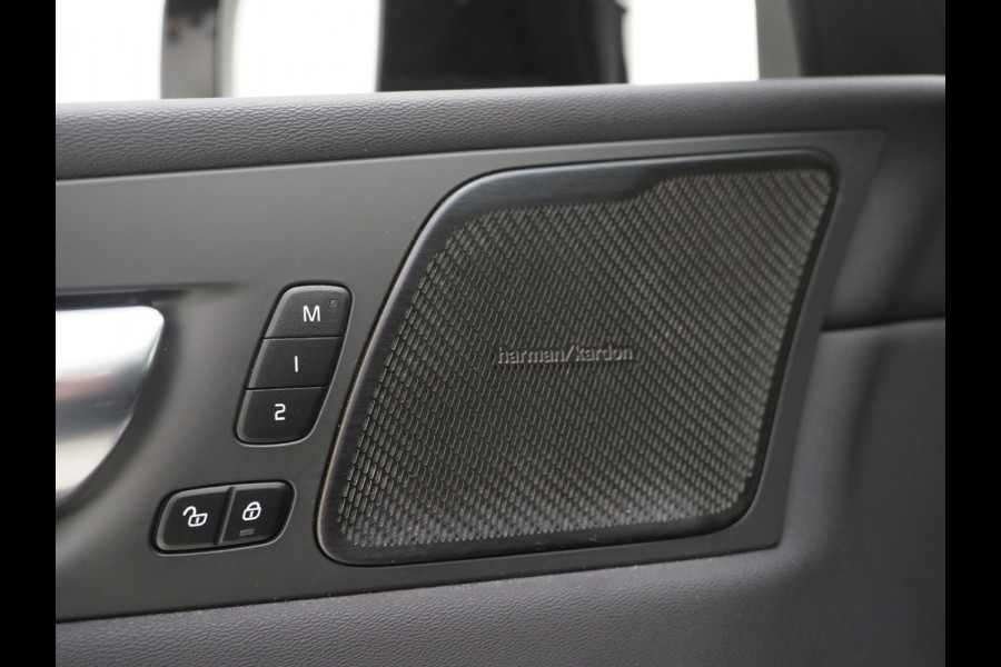 Volvo XC60 2.0 T6 Plug-in hybrid AWD Plus Black Edition | Long Range | Panoramadak | Harman/Kardon | Pilot Assist | Camera | Memory | Keyless