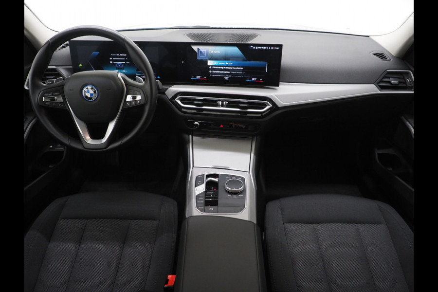 BMW 3 Serie Touring 320e xDrive LCI Shadow Line | Camera | Stoelverwarming | Cruise | LED | DAB | Carplay