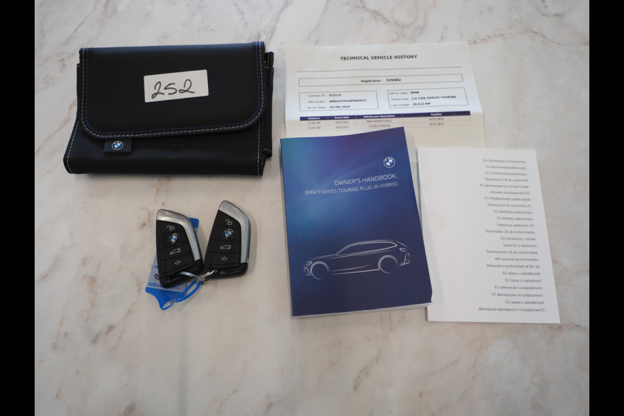 BMW 3 Serie Touring 320e xDrive LCI Shadow Line | Camera | Stoelverwarming | Cruise | LED | DAB | Carplay