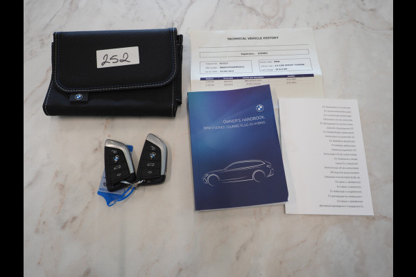 BMW 3 Serie Touring 320e xDrive LCI Shadow Line | Camera | Stoelverwarming | Cruise | LED | DAB | Carplay