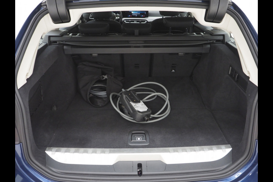 BMW 3 Serie Touring 320e xDrive LCI Shadow Line | Camera | Stoelverwarming | Cruise | LED | DAB | Carplay